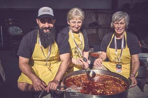 Voluntarios preparando la fabada popular del Trail del Tamburieḷḷo