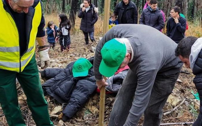 Vecinos plantando árboles en la reforestación del monte