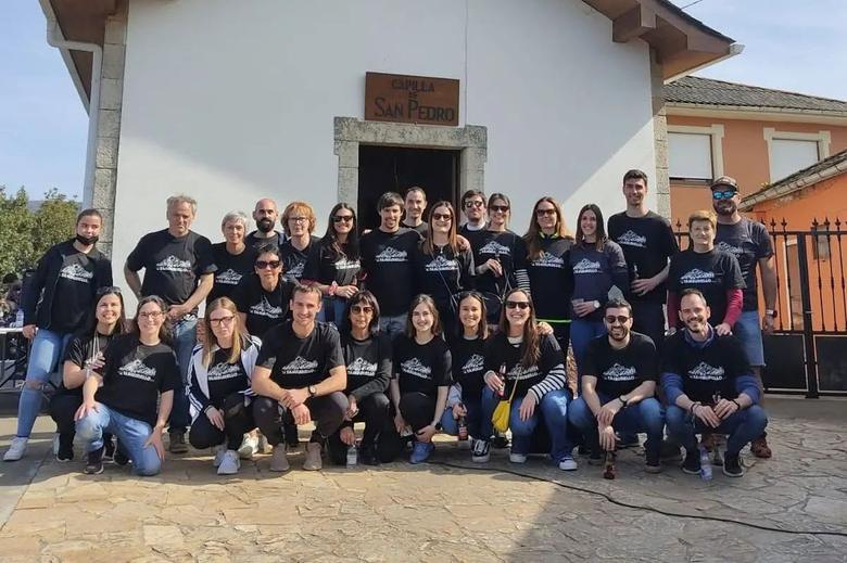 Vecinos de Setienes con la camiseta del Trail del Tamburieḷḷo, frente a la Capilla de San Pedro